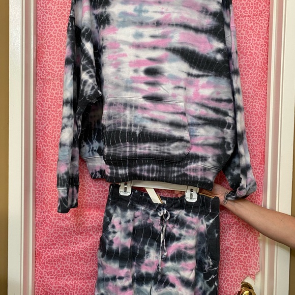 Victoria’s Secret PINK 2pcs Sweatshirt & Shorts M NWT - Picture 2 of 2